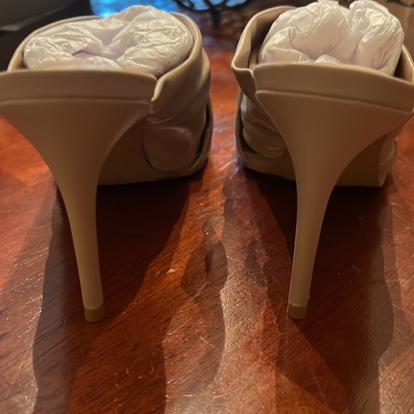 Vince Camuto heel, sz 8 style Clarstie color Nude, like new in box - Picture 5 of 8